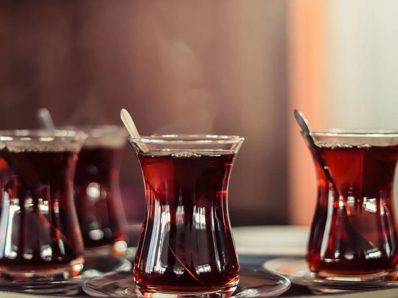 Tabaklarda servis edilmiş çay bardakları
