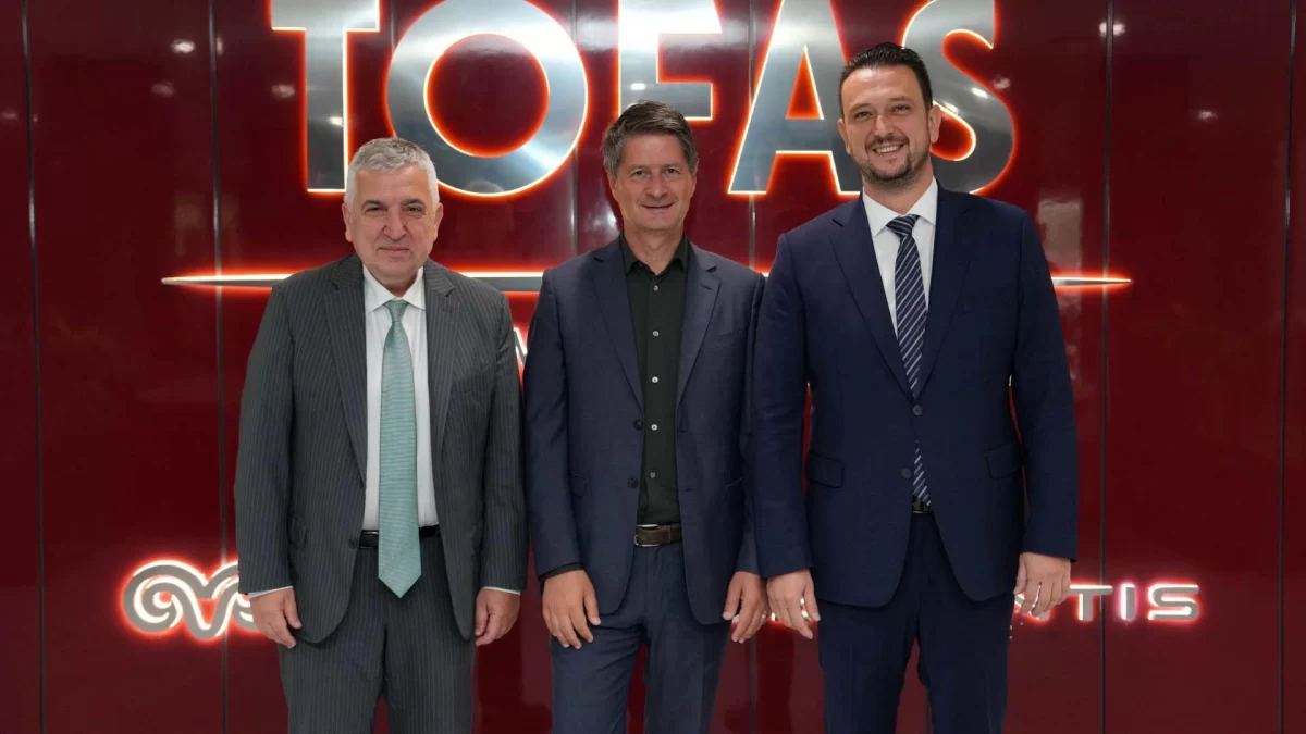 Tofaş yöneticileri ve Citroën CEO’su Xavier Chardon, Tofaş tabelasının önünde birlikte