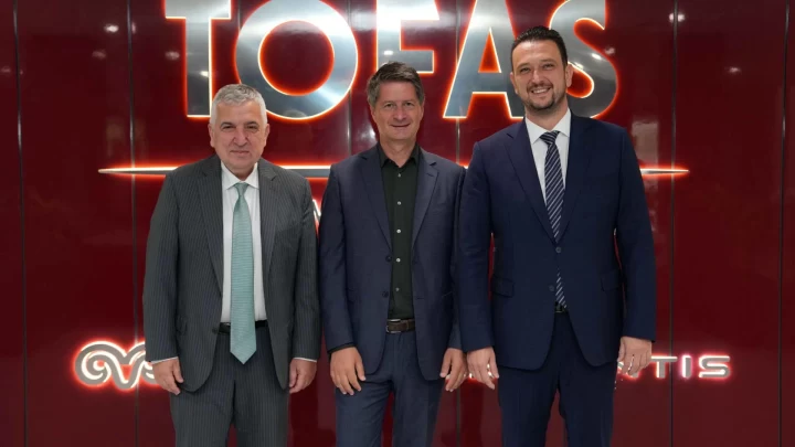 Tofaş yöneticileri ve Citroën CEO’su Xavier Chardon, Tofaş tabelasının önünde birlikte