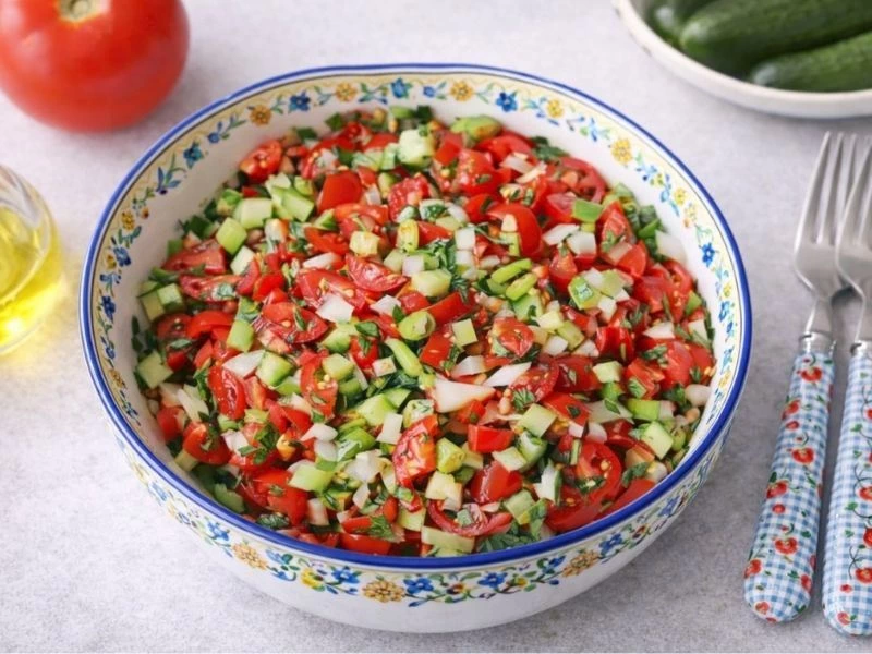 Kâsede domates, salatalık ve soğanla hazırlanmış çoban salata