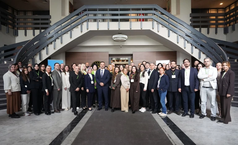 COP31 Binalar ve Şehirler Çalıştayı’na katılanlar, İLBANK Sosyal Tesisleri’nde merdivenlerin önünde toplu fotoğraf çektiriyor.