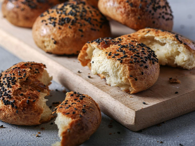 Çörek otlu poğaçalar; öndeki poğaçalardan biri parçalanmış