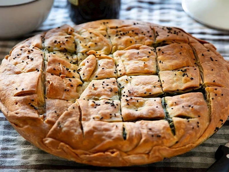 Üzeri çörek otlu, dilimlenmiş yuvarlak börek