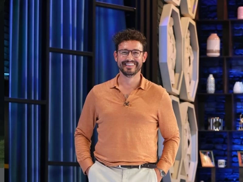 Şef Danilo Zanna gülümseyerek kameraya bakıyor