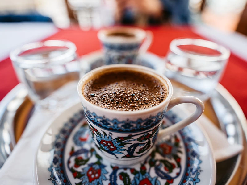 Desenli fincanda servis edilen köpüklü Türk kahvesi