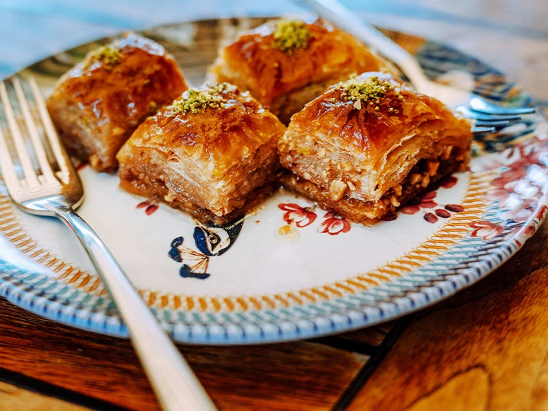 Desenli tabakta servis edilmiş cevizli baklava parçaları