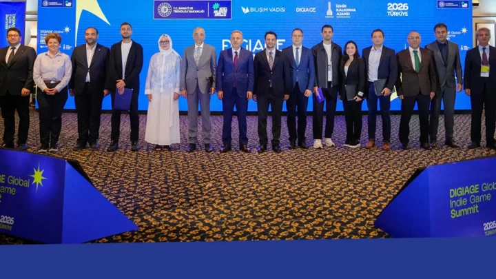 DIGIAGE Global Indie Game Summit’te sahnede yan yana duran katılımcılar