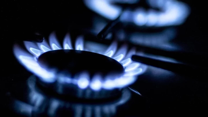 Yanan bir doğal gaz ocağının mavi alevleri