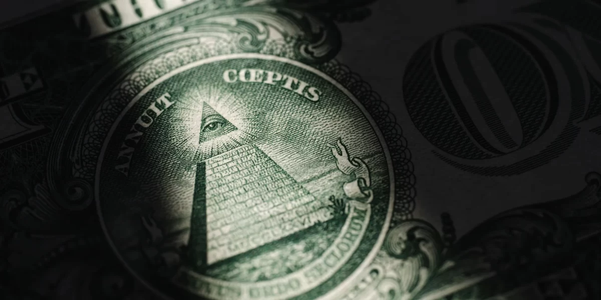 ABD doları üzerindeki tamamlanmamış piramit ve göz sembolünün yakın plan görüntüsü.