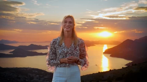 Lilly Douse, gün batımında Dubrovnik kıyısındaki adaların ve Adriyatik’in önünde duruyor.