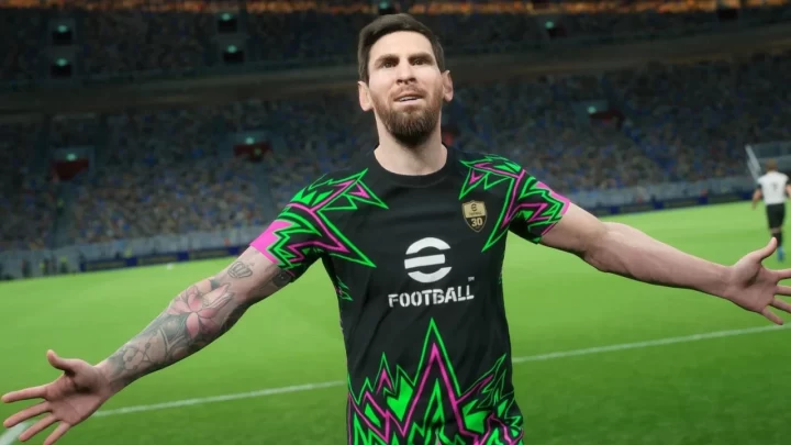 eFootball sahasında kollarını iki yana açan Lionel Messi