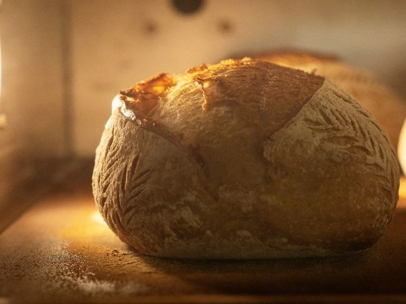 Fırının içinde ısınan yuvarlak ekmek