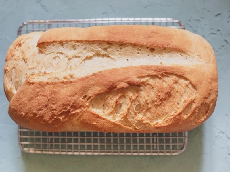 Tel ızgara üzerinde duran pişmiş ekmek