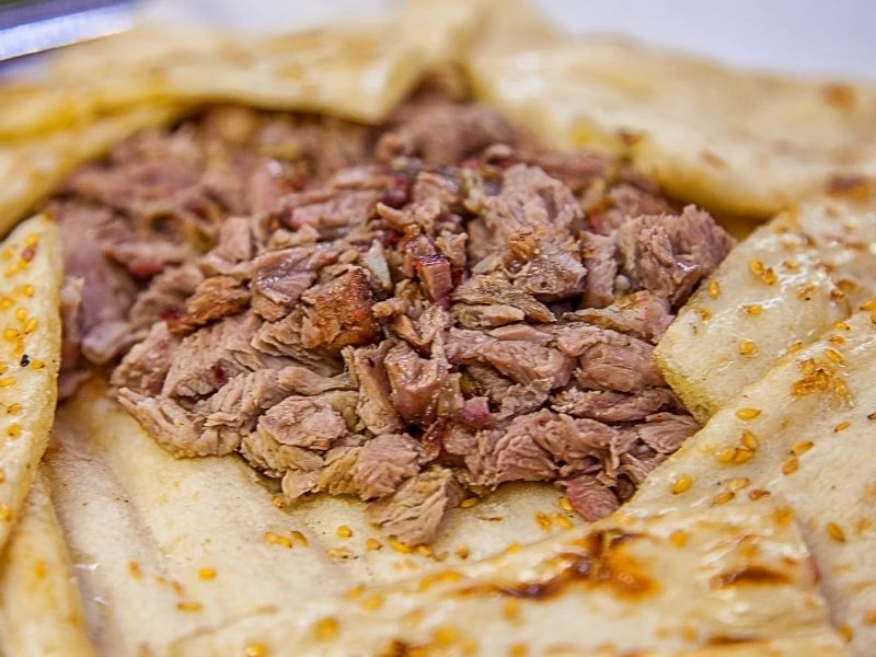 Ekmek üzerinde didiklenmiş pişmiş et