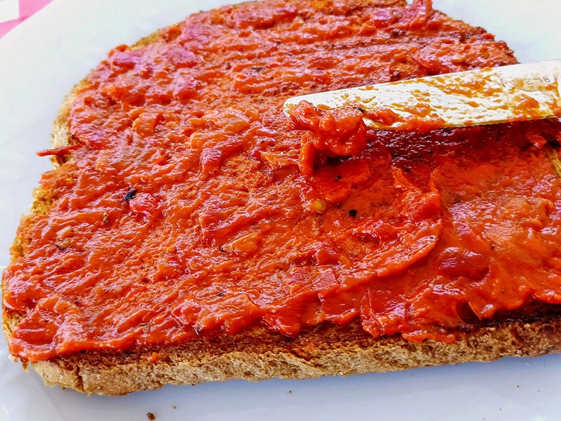 Ekmek üzerinde sürülmüş kırmızı sos