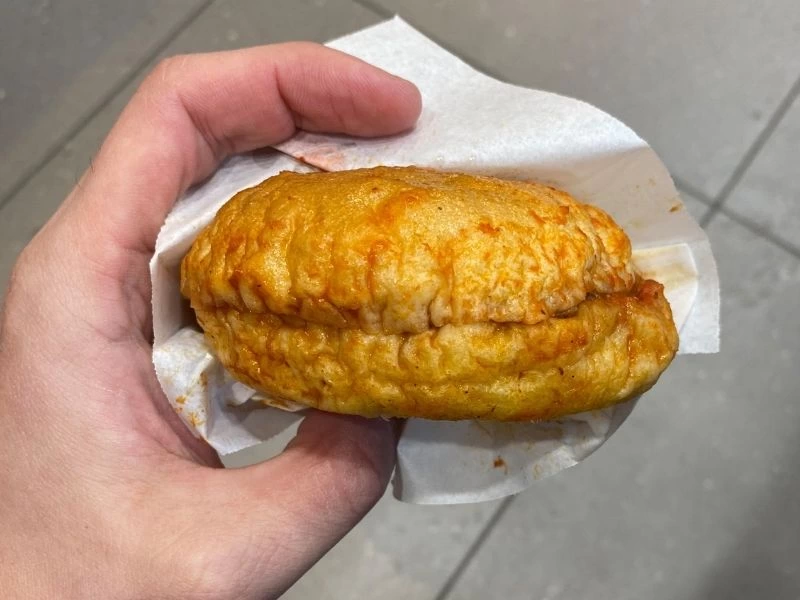 Kâğıda sarılmış, elde tutulan hamburger