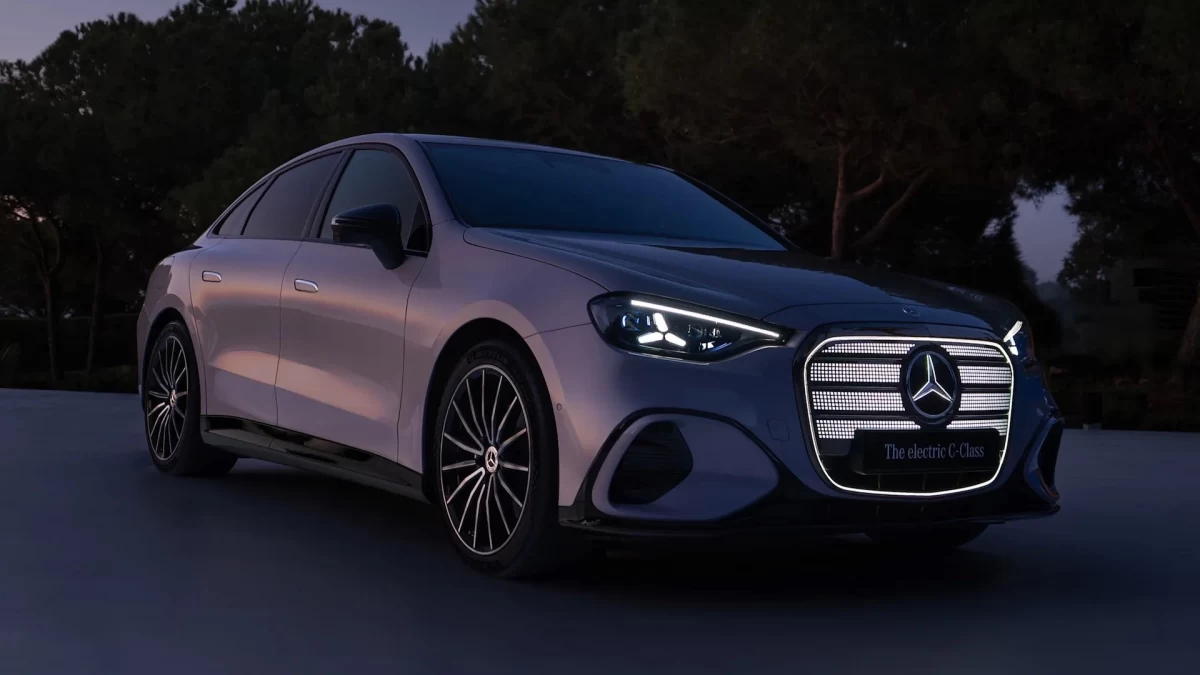 Elektrikli Mercedes-Benz C-Serisi’nin alacakaranlıkta önden üç çeyrek görünümü
