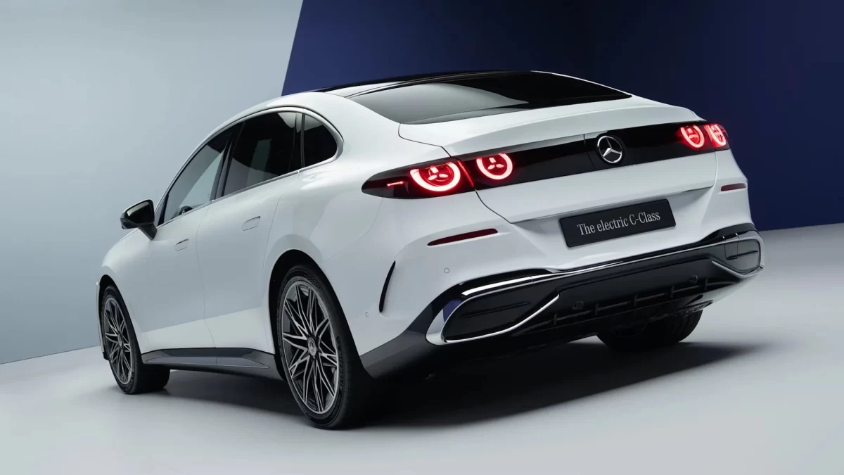 Elektrikli Mercedes-Benz C-Serisi’nin arkadan üç çeyrek görünümü