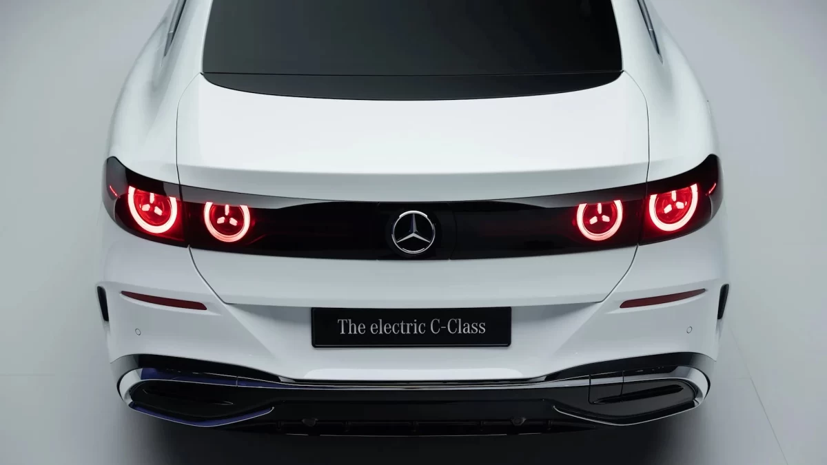Elektrikli Mercedes-Benz C-Serisi’nin arka bölümündeki yuvarlak stop lambaları