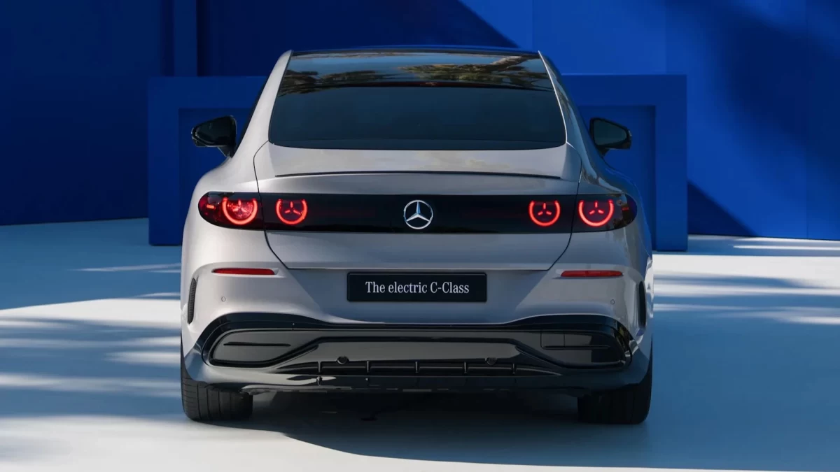 Elektrikli Mercedes-Benz C-Serisi’nin arkadan görünümü
