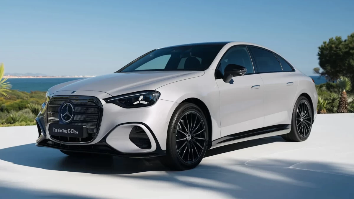Elektrikli Mercedes-Benz C-Serisi’nin aydınlık dış mekânda önden üç çeyrek görünümü