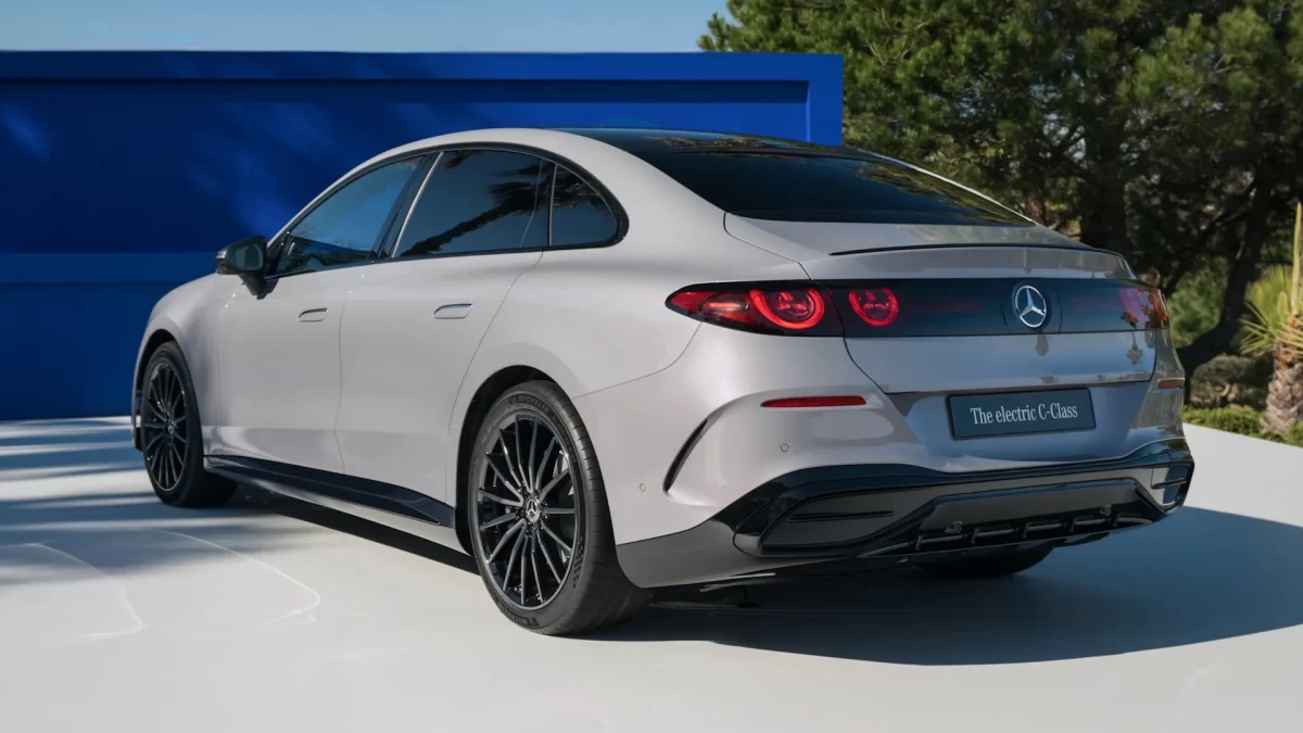 Elektrikli Mercedes-Benz C-Serisi dış mekânda arkadan üç çeyrek açıyla