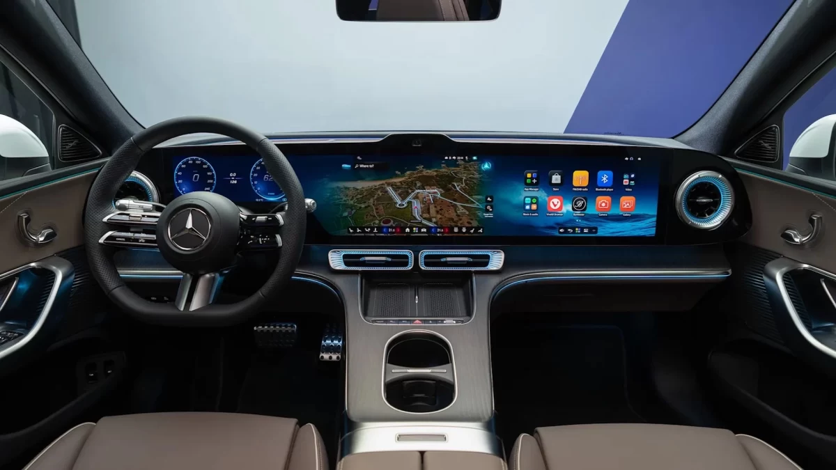 Elektrikli Mercedes-Benz C-Serisi’nin geniş dijital ekranlı iç mekânı