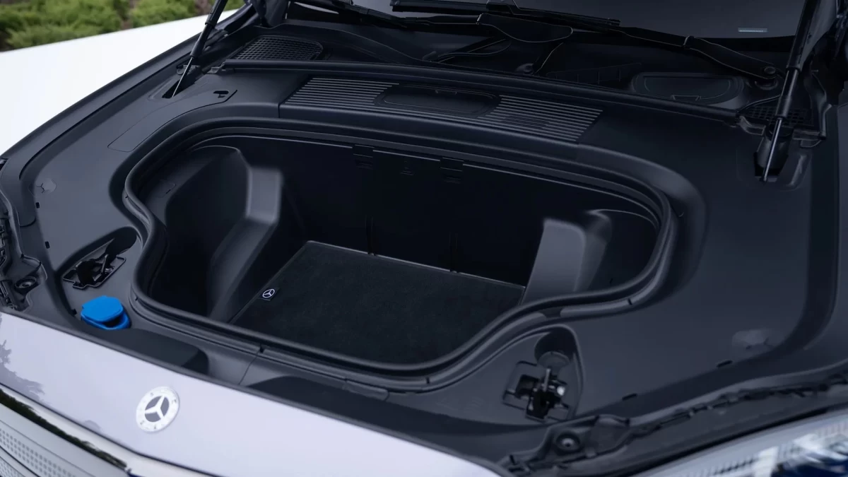 Elektrikli Mercedes-Benz C-Serisi’nin ön bölümündeki bagaj alanı