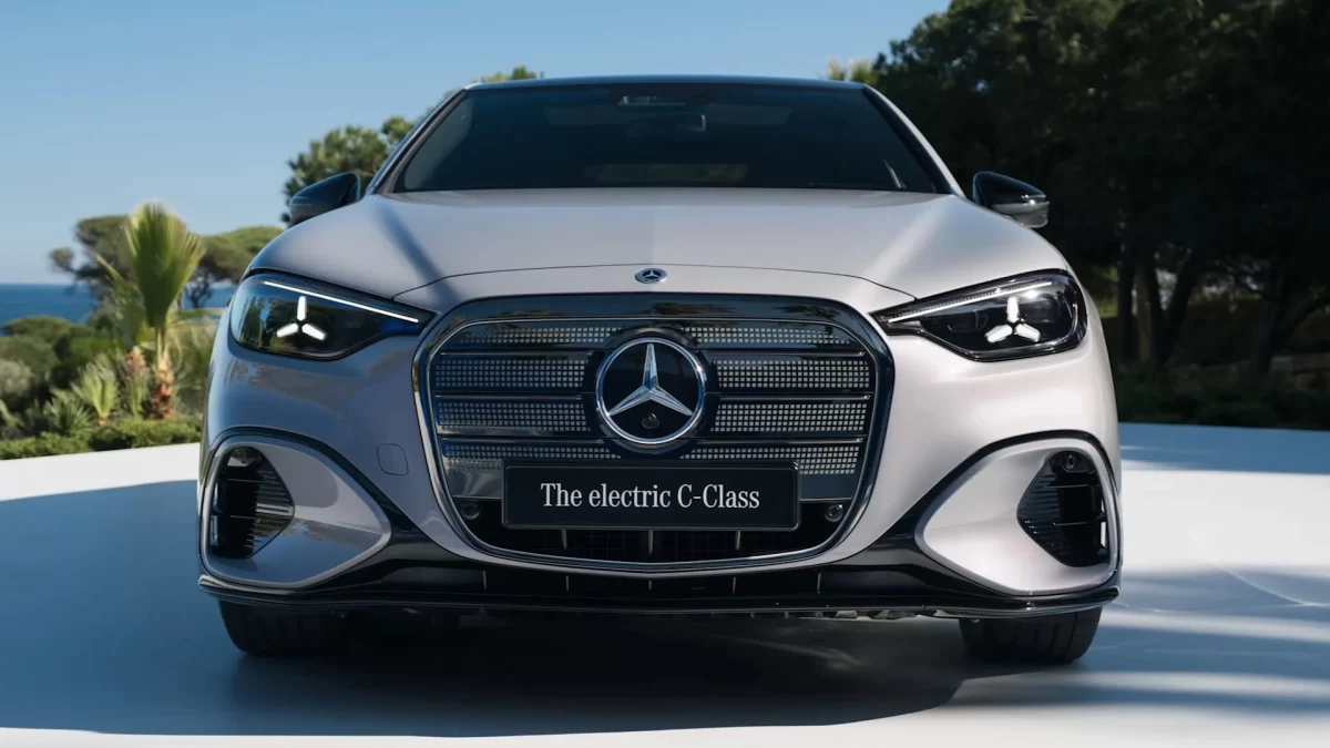 Elektrikli Mercedes-Benz C-Serisi’nin ön yüzü ve yıldız desenli ızgarası