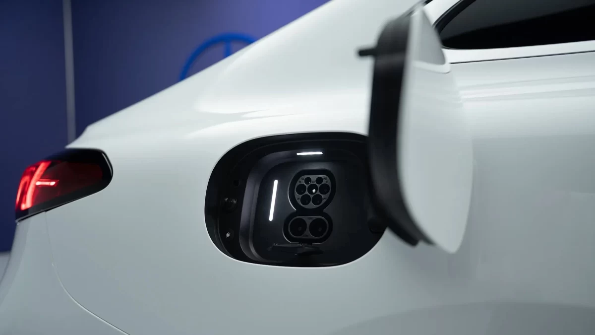 Elektrikli Mercedes-Benz C-Serisi’nin şarj bağlantı noktası açık durumda