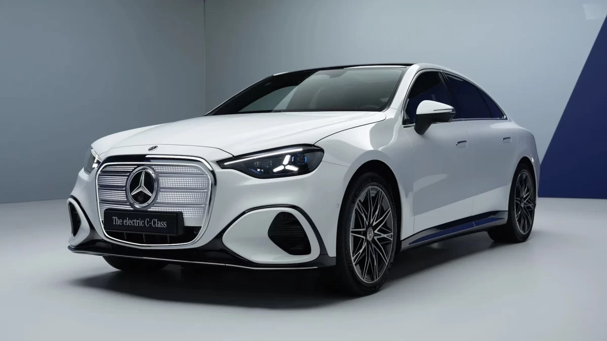 Beyaz elektrikli Mercedes-Benz C-Serisi otomobilin önden üç çeyrek görünümü