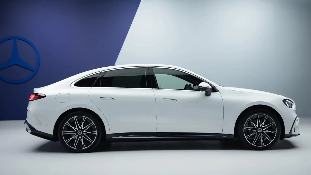 Elektrikli Mercedes-Benz C-Serisi’nin yandan görünümü