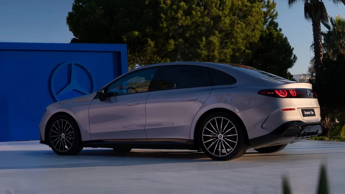Elektrikli Mercedes-Benz C-Serisi’nin yandan görünümü