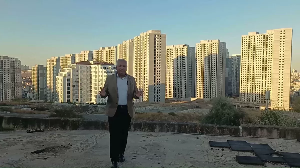 EMEP Genel Başkanı Aslan, yüksek katlı konut bloklarının önünde konuşurken