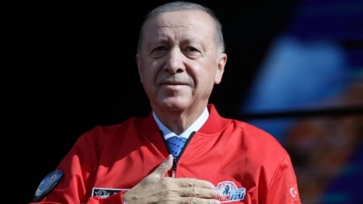Kırmızı TEKNOFEST montu giyen Cumhurbaşkanı Recep Tayyip Erdoğan