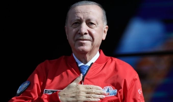 Kırmızı TEKNOFEST montu giyen Cumhurbaşkanı Recep Tayyip Erdoğan