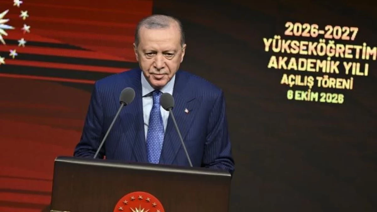 Cumhurbaşkanı Recep Tayyip Erdoğan, 2026-2027 yükseköğretim akademik yılı açılış töreninde kürsüde konuşuyor.