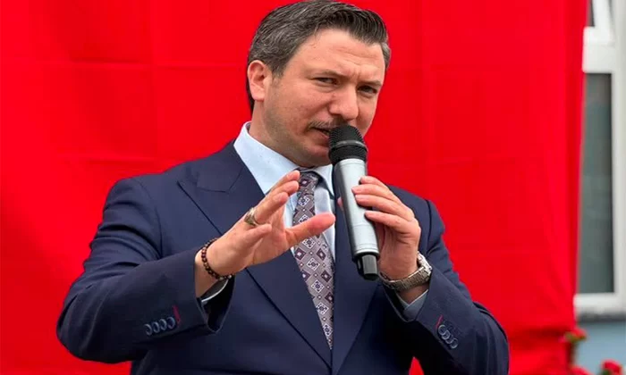Ertuğrul Gazi Konal, mikrofonla konuşma yaparken