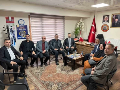 AK Parti Erzurum İl Başkanı Küçükoğlu ve beraberindekiler, Emekliler Derneği Erzurum Şubesi’nde ziyaret sırasında bir arada oturuyor.