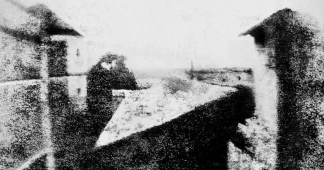 Çizim biçimindeki eski bir sokak sahnesinde ağaçlar, bir çeşme ve oturan bir kişi görülüyor.