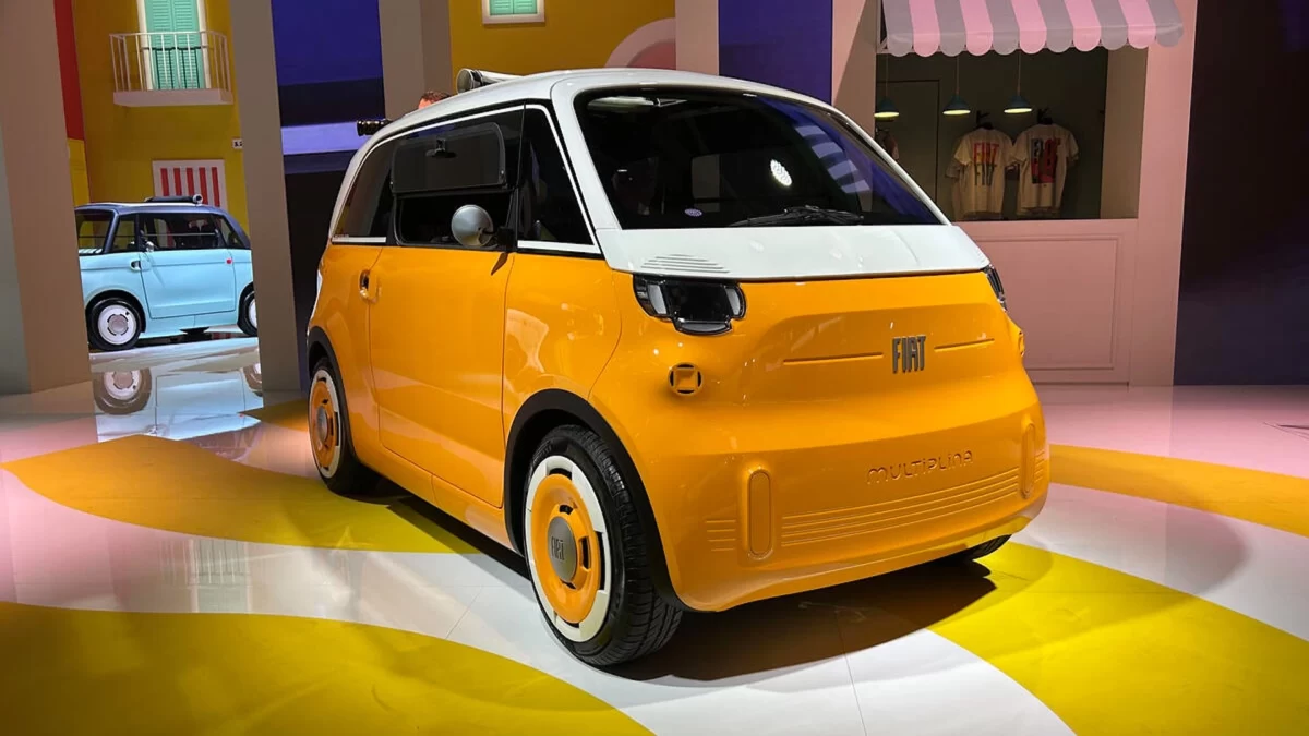 Paris Otomobil Fuarı’nda sergilenen sarı ve beyaz renkli Fiat Multiplina