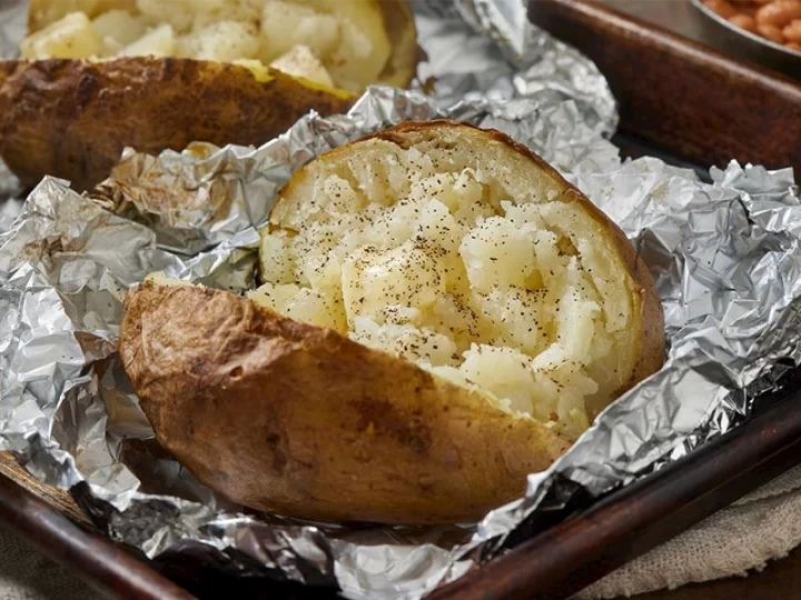 İçi açılmış, fırında pişmiş kumpirlik patates