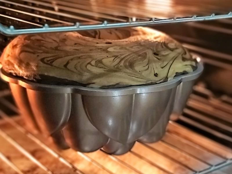 Fırın içindeki metal kalıpta pişen mermer desenli kek