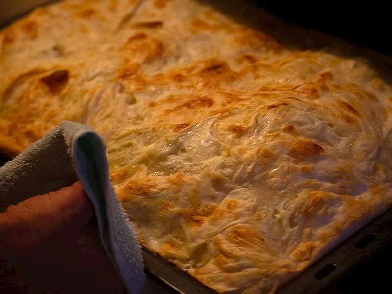 Fırından yeni çıkmış, üzeri kızarmış tepsi böreği