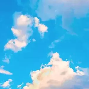 Mavi gökyüzünde beyaz bulutlar