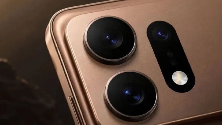Bronz renkli bir akıllı telefonun arka kamera modülünün yakın plan görüntüsü