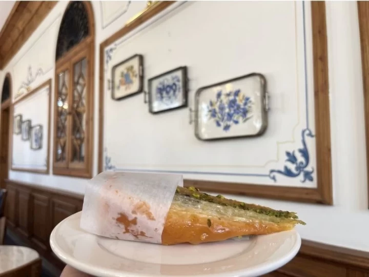 İmam Çağdaş’ta tabakta sunulan, ucunda kâğıt bulunan havuç dilim baklava