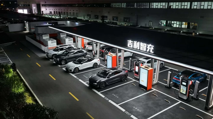 Geely Smart Charging şarj alanında sıralanmış elektrikli araçlar ve şarj üniteleri