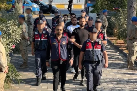 Germencik’teki soruşturma kapsamında jandarma ekipleri eşliğinde götürülen şüpheliler