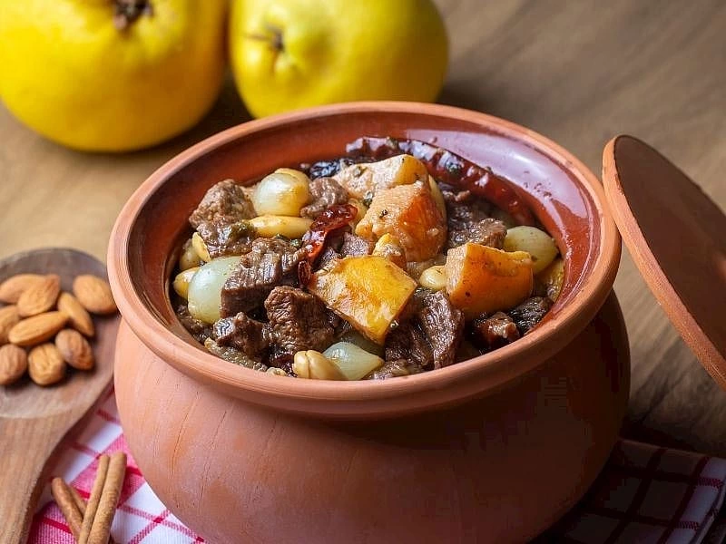 Toprak güveçte sebzeli et yemeği